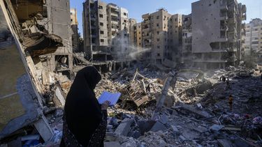 Una mujer lee el Corán en el lugar donde fue asesinado el líder de Hezbollah, Hassan Nasrallah, el domingo 29 de septiembre de 2024, en los suburbios al sur de Beirut. (AP Foto/Hassan Ammar)