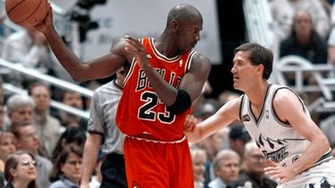 ARCHIVO - Michael Jordan de los Bulls de Chicago aleja el balón de Jeff Hornacek del Jazz de Utah en el segundo juego de las Finales de la NBA, el 5 de junio de 1998, en Salt Lake City. (AP Foto/Mark J. Terrill, file)