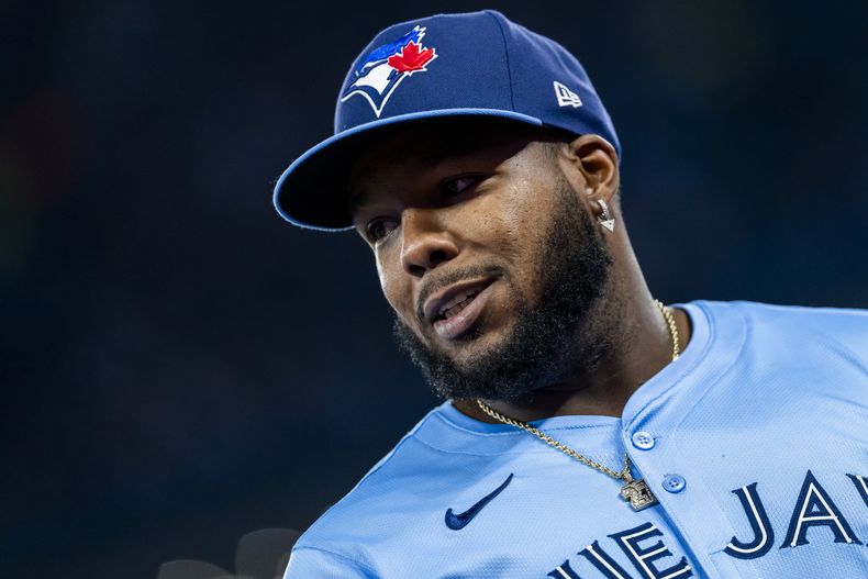 Vladimir Guerrero Jr., de los Azulejos de Toronto, observa previo al partido de béisbol de Grandes Ligas frente a los Nacionales de Washington, el lunes 31 de marzo de 2025, en Toronto. (Thomas Skrlj/The Canadian Press vía AP)