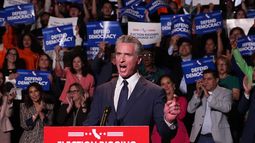 ARCHIVO - El gobernador de California, Gavin Newsom, habla durante una conferencia de prensa el 14 de agosto de 2025 en Los Ángeles. (Foto AP/Marcio Jose Sanchez, archivo)