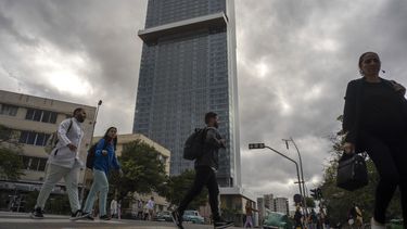 Varias personas pasan por delante del nuevo hotel Selection La Habana, de la cadena española Iberostar, en La Habana, Cuba, el 24 de enero de 2025. (AP Foto/Ramón Espinosa)