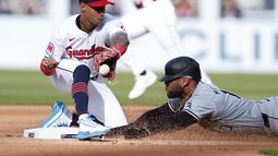 Yoán Moncada de los Medias Blancas de Chicago se roba segunda base frente al campocorto de los Guardianes de Cleveland Brayan Rocchio el lunes 8 de abril del 2024. (AP Foto/Ron Schwane)