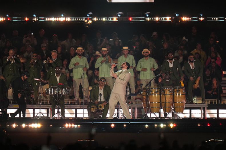 El músico puertorriqueño Bad Bunny se presenta en concierto durante su gira DeBÍ TiRAR MáS FOTOS en la Ciudad de México, el miércoles 10 de diciembre de 2025. (Foto AP/Eduardo Verdugo)