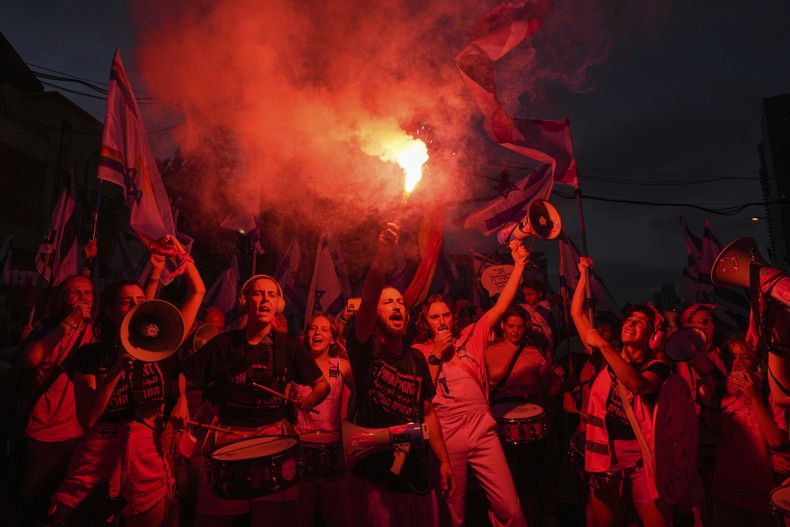 Israelíes protestan los planes del gobierno del primer ministro Benjamin Netanyahu para reformar el sistema judicial en Tel Aviv, Israel, el sábado 8 de julio de 2023. (AP Foto/Tsafrir Abayov)