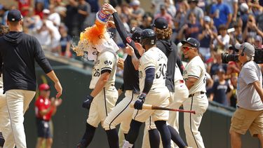 Max Kepler (26), de los Mellizos de Minnesota, recibe un baño de hielo para celebrar su sencillo con el que se definió la victoria sobre los Filis de Filadelfia después del partido de béisbol del miércoles 24 de julio de 2024, en Minneapolis. (AP Foto/Bruce Kluckhohn)