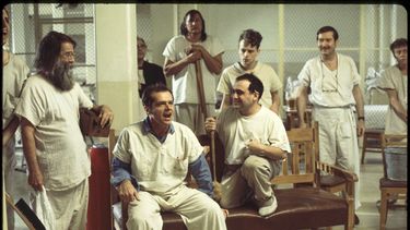 Esta imagen publicada por Fathom Entertainment muestra a Jack Nicholson, sentado a la izquierda, y a Danny DeVito, sentado a la derecha, con el elenco de apoyo en una escena de “One Flew Over the Cuckoo’s Nest”. (Fathom Entertainment via AP)