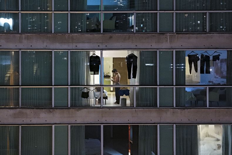 ARCHIVO - Un migrante deportado desde Estados Unidos, en una habitación de hotel en la Ciudad de Panamá, el 20 de febrero de 2025. (AP Foto/Matías Delacroix, archivo)