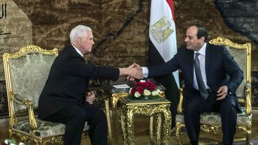 Mike Pence tiene “reunión productiva” con presidente egipcio