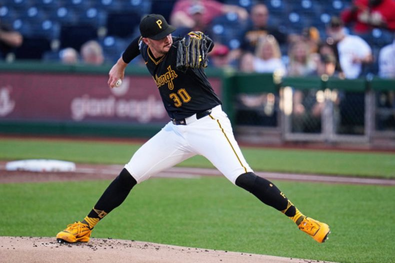 El pitcher de los Piratas de Pittsburgh Paul Skenes lanza en la primera entrada ante los Nacionales de Washington el lunes 13 de abril del 2026. (AP Foto/Gene J. Puskar)