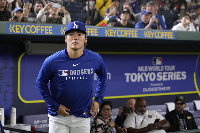 Yoshinobu Yamamoto, lanzador de los Dodgers de Los Ángeles, comienza una sesión de práctica en el Tokyo Dome en Tokio, el viernes 14 de marzo de 2025, mientras los Dodgers juegan sus juegos inaugurales de la MLB contra los Cachorros de Chicago en el lugar la próxima semana. (AP Foto/Hiro Komae)