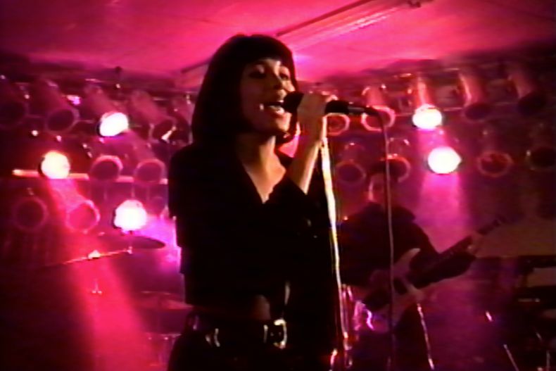Esta imagen, difundida por Netflix, muestra a Selena en una escena del documental Selena y Los Dinos: A Familys Legacy. (Netflix vía AP)