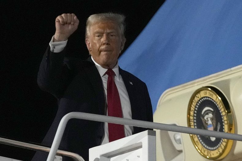 El presidente Donald Trump cierra un puño mientras aborda el Air Force One en la Base de Reserva Conjunta de la Estación Aérea Naval, el domingo 9 de febrero de 2025, en Nueva Orleans. (AP Foto/Ben Curtis)