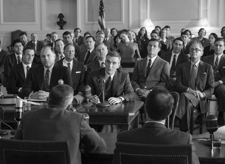 Esta imagen difundida por Universal Pictures muestra a Cillian Murphy, en el centro, en una escena de Oppenheimer. (Melinda Sue Gordon/Universal Pictures vía AP)
