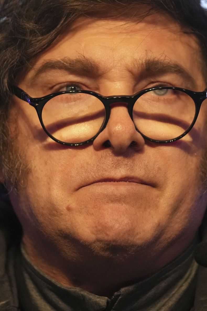 El presidente de Argentina, Javier Milei, hace un gesto después del cierre de las urnas para las elecciones legislativas provinciales, en La Plata, Argentina, el domingo 7 de septiembre de 2025. (AP Foto/Gustavo Garello)