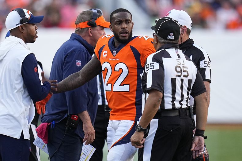 ARCHIVO - Kareem Jackson, safety de los Broncos de Denver, reacciona tras ser expulsado del partido ante los Packers de Green Bay el domingo 22 de octubre de 2023 (AP Foto/Jack Dempsey, archivo)