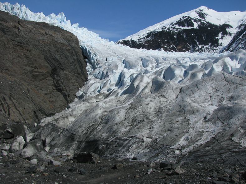 Esta fotograf&iacute;a de archivo del 19 de abril de 2013 muestra el glaciar Mendenhall en Juneau, Alaska. M&aacute;s de dos terceras partes del reciente derretimiento r&aacute;pido de los glaciares del mundo se debe a la actividad de los seres humanos, h