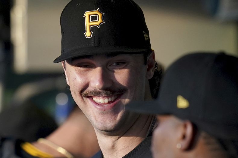 ARCHIVO - Paul Skenes, de los Piratas de Pittsburgh, en el dugout antes de un partido de béisbol contra los Marlins de Miami, el martes 10 de septiembre de 2024, en Pittsburgh. (AP Foto/Matt Freed, archivo)