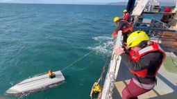Esta imagen, tomada de un video facilitado por Carlos Alexis Escartin, muestra a un adolescente siendo rescatado por personal de un barco pesquero el lunes 7 de septiembre de 2026 en el mar de Bering, cerca de la isla de San Lorenzo, Alaska. (Carlos Alexis Escartin vía AP)