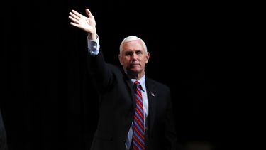 Mike Pence limitará contactos tras contagiarse su asesora