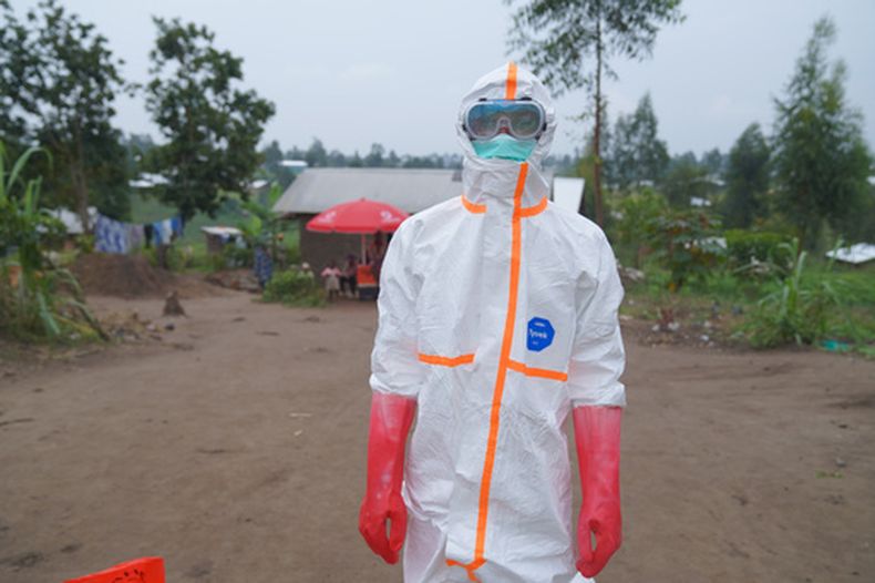 Wiza Bondele, un trabajador sanitario de un equipo de prevención y control, posa para una foto en la provincia de Ituri, en el este de República Democrática del Congo, el 5 de agosto de 2026. (AP Foto/Dieudonne Dirole)