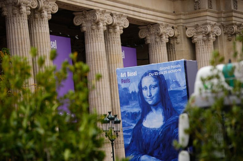 El Grand Palais de París, que alberga la feria de arte Art Basel, fotografiado el 23 de octubre de 2026 luego de que las protestas antigubernamentales llevaron a los organizadores a cancelar la programación este fin de semana. (AP Foto/Teresa Suarez)