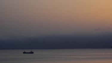 Una de las tres embarcaciones cargadas con ayuda humanitaria destinada a Gaza, fondeada tras regresar a puerto en Larnaca, Chipre, el 4 de abril de 2024. (AP Foto/Lefteris Piterakis)