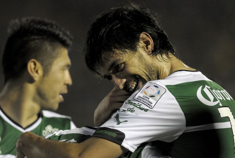 Jonathan Lacerda, del Santos Laguna de M&eacute;xico, celebra luego de anotar frente al Pe&ntilde;arol de Uruguay durante un partido de la Copa Libertadores disputado el martes 18 de febrero de 2014, en Montevideo (AP Foto/Matilde Campodonico)