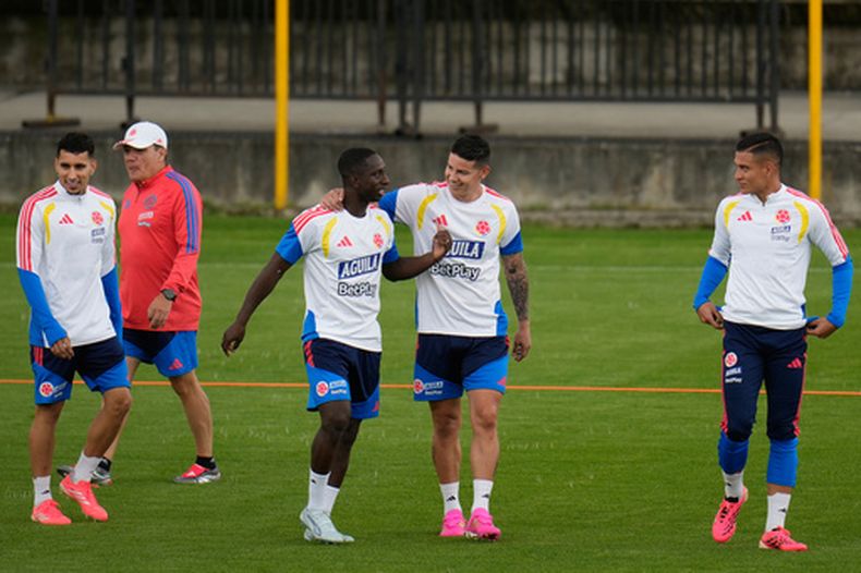 James Rodríguez (segundo a la derecha) camina junto a Deinver Machado durante un entrenamiento de la selección de Colombia rumbo al Mundial, el viernes 29 de mayo de 2026, en Bogotá. (AP Foto/Fernando Vergara)