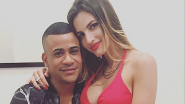 roban a randy malcom cantante del grupo gente de zona en miami beach
