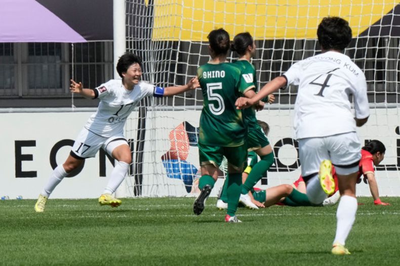 Kim Kyong Yong, del Naegohyang Womens FC (izquierda), celebra tras anotar contra el Tokyo Verdy Beleza durante el partido final de la Liga de Campeones Femenina de la AFC en Suwon, Corea del Sur, el sábado 23 de mayo de 2026. (Foto AP/Ahn Young-joon)