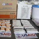 En esta imagen de archivo, ayuda de la agencia estadounidense USAID destinada a Venezuela es fotografiada en un almacén cerca del Puente Internacional Tienditas, el 19 de febrero de 2019, a las afueras de Cúcuta, Colombia. (AP Foto/Fernando Vergara, archivo)