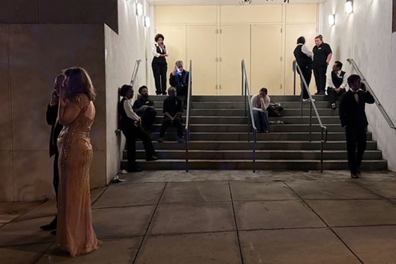 Los asistentes y trabajadores del hotel son evacuados tras un incidente en el Washington Hilton, durante la cena de corresponsales de la Casa Blanca, el sábado 25 de abril de 2026, en Washington. (Foto AP/Mark Schiefelbein)