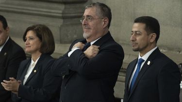 El presidente guatemalteco, Bernardo Arévalo, tras dar el informe por su primer año al Congreso en Ciudad de Guatemala, el martes 14 de enero de 2025. (AP Foto/Emmanuel Andrés)