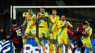 americateve | Emanuele Calaio, del Genoa, anota mediante un tiro libre en un partido de la Serie A italiana frente al Napoli, el lunes 24 de febrero de 2014 (AP Foto/Pressphoto)