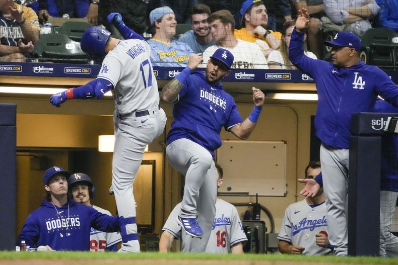 El cubano Miguel Vargas celebra tras conectar un jonrón de dos carreras en el juego del martes 9 de mayo de 2023, ante los Cerveceros de Milwaukee (AP Foto/Morry Gash)