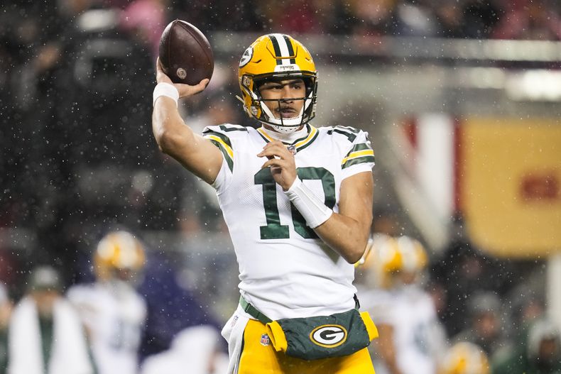 ARCHIVO - El quarterback Jordan Love (10) de los Packers de Green Bay lanza un pase ante los 49ers de San Francisco, el 21 de enero de 2024. (AP Foto/Ashley Landis)