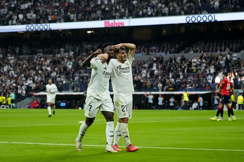 Vinicius Junior del Real Madrid celebra con sus compañeros tras anotar en el encuentro de la liga española ante el Osasuna el sábado 9 de noviembre del 2024. (AP Foto/Jose Breton)
