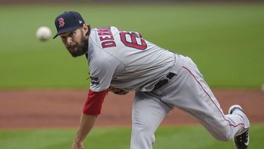 Matt Dermody, pitcher de los Medias Rojas de Boston, observa un lanzamiento durante la primera entrada del juego de béisbol en contra de los Guardianes de Cleveland, el jueves 8 de junio de 2023, en Cleveland. (AP Foto/Sue Ogrocki)