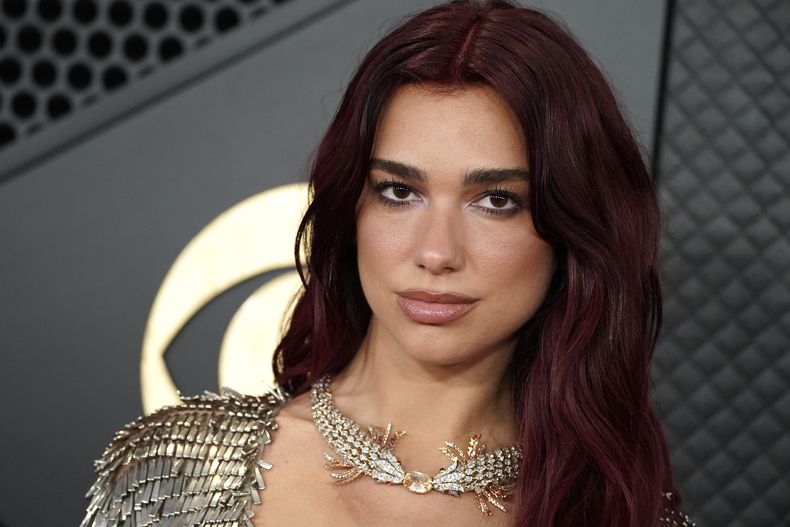 Dua Lipa llega a la 66a entrega anual de los Grammy el domingo 4 de febrero de 2024 en Los Ángeles. (Foto Jordan Strauss/Invision/AP)