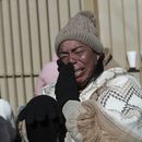 Margelis Tinoco, una migrante colombiana de 48 años, rompe en llanto después de que su cita por CBP One fue cancelada en el puente internacional Paso del Norte de Ciudad Juárez, México, limítrofe con Estados Unidos, el lunes 20 de noviembre de 2025, el día de la toma de posesión del presidente estadounidense Donald Trump. (AP Foto/Christian Chavez)