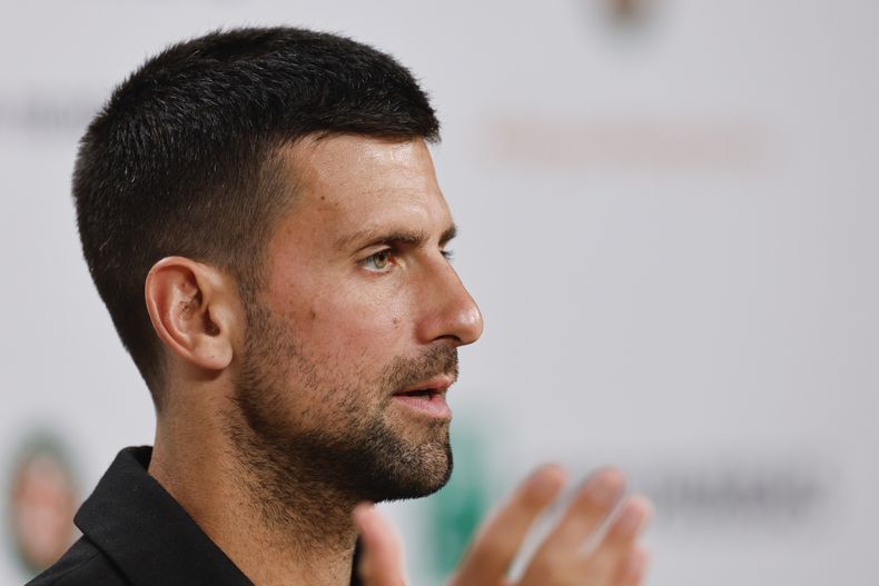 Novak Djokovic durante una rueda de prensa en el Abierto de Francia, el domingo 26 de mayo de 2024. (AP Foto/Jean-Francois Badias)