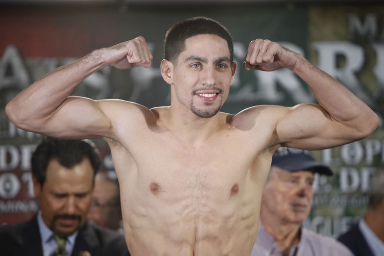 El campe&oacute;n mundial del peso junior welter, Danny Garc&iacute;a, posa para fotos en el pesaje antes de su pelea contra Mauricio Herrera el viernes, 14 de marzo de 2014, en Bayam&oacute;n, Puerto Rico. (AP Photo/Ricardo Arduengo)
