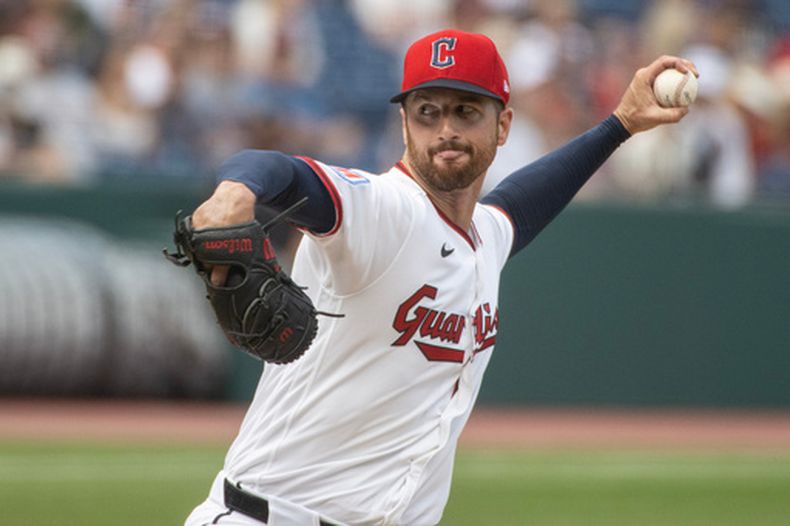 El lanzador abridor de los Guardianes de Cleveland, Foster Griffin, hace un lanzamiento contra los Mets de Nueva York durante la primera entrada de un partido de béisbol, el jueves 6 de agosto de 2026, en Cleveland. (Foto AP/Phil Long)