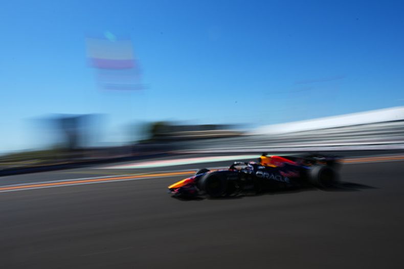 El piloto de Red Bull, Max Verstappen, de los Países Bajos, conduce su monoplaza durante la carrera del Gran Premio de España de Fórmula 1 en Madrid, el domingo 13 de septiembre de 2026. (Foto AP/Manu Fernandez)