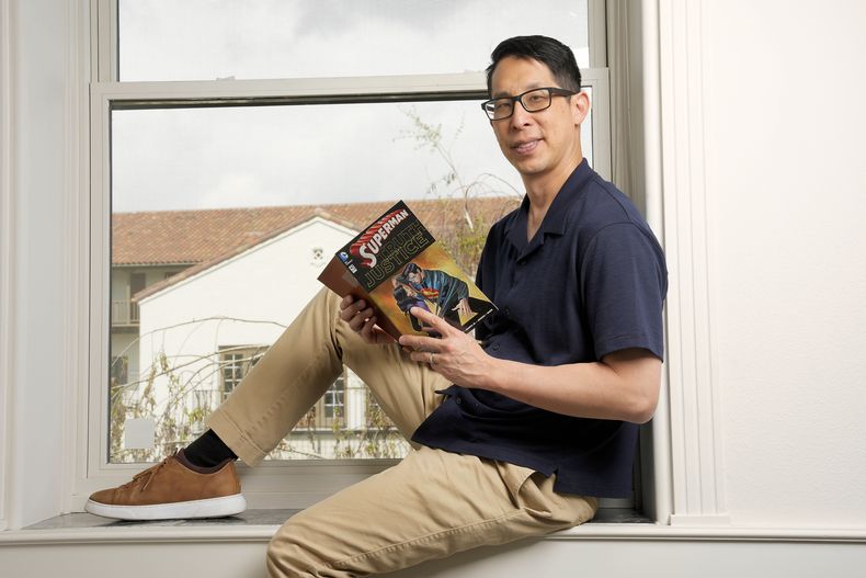 El escritor de cómics Gene Yang posa para un retrato el martes 1 de abril de 2025, en San José, California. (Foto AP/Tony Avelar)