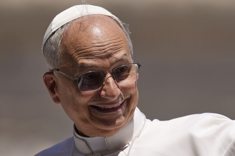 El papa León XIV sonríe tras su audiencia semanal general, en la plaza de San Pedro del Vaticano, el 28 de mayo de 2025. (AP Foto/Gregorio Borgia)