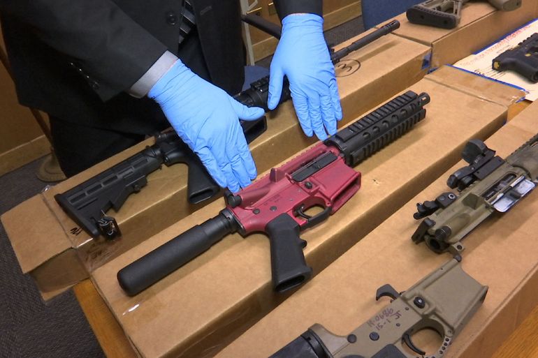 Corte de EEUU pide revisar fallos sobre restricción de armas