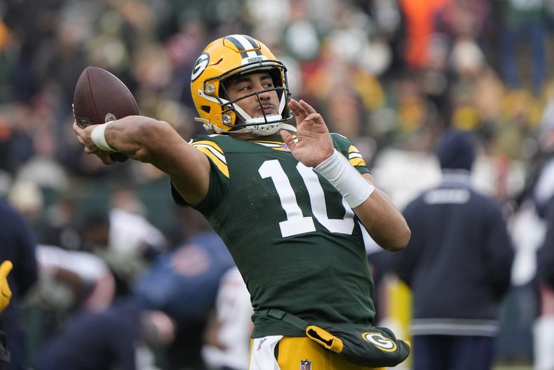 El mariscal de campo de los Green Bay Packers, Jordan Love, calienta antes del inicio del partido de fútbol americano de la NFL contra los Chicago Bears el domingo 7 de enero de 2024, en Green Bay, Wisconsin (AP Foto/Morry Gash)