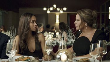 Esta imagen difundida por Netflix muestra a Karla Sofía Gascón, derecha, y Zoe Saldaña en una escena de Emilia Pérez. (Shanna Besson/Netflix vía AP)