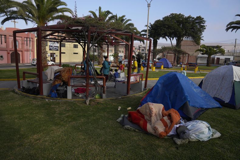 Migrantes venezolanos acampan en un parque en Tacna, Perú, el sábado 29 de abril de 2023. Una crisis migratoria en la frontera entre Chile y Perú se intensificó mientras cientos de migrantes permanecían varados al no poder cruzar a Perú. (Foto AP/Martín Mejía)